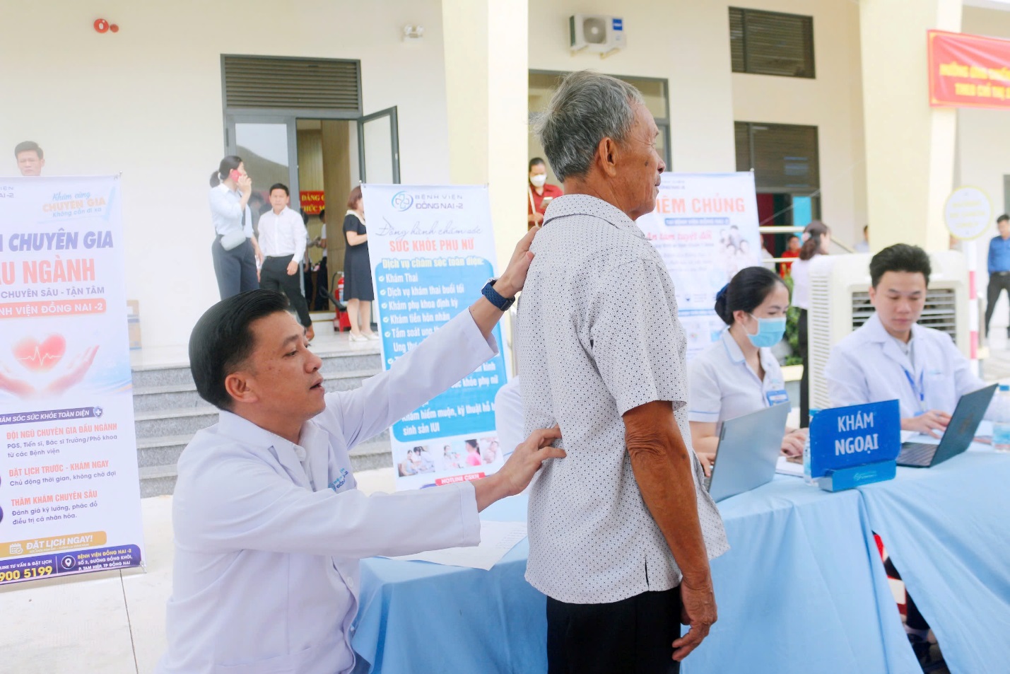 Khám bệnh và tư vấn sức khỏe