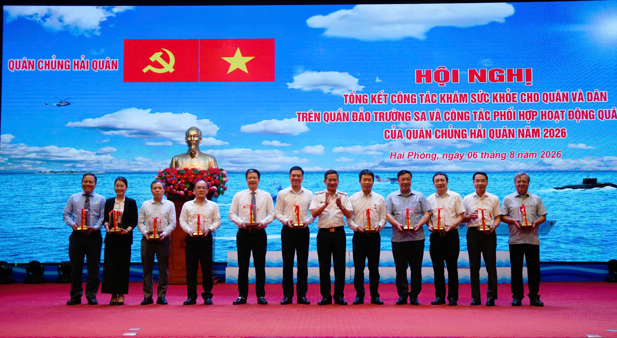 Nhiều cán bộ y tế được khen thưởng sau khám sức khỏe Trường Sa năm 2026 - Ảnh 3.