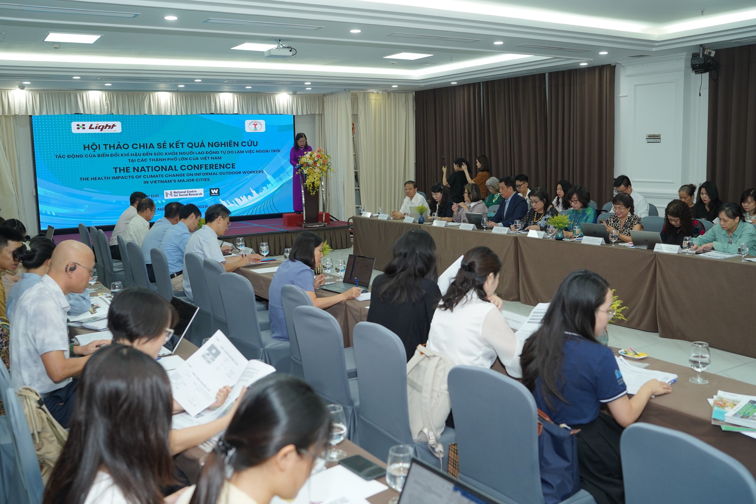 Lao động ngoài trời trước sức ép biến đổi khí hậu- Ảnh 1.
