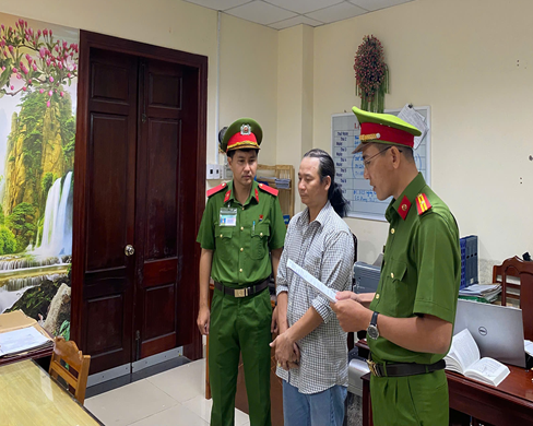 Khởi Tố Phạm Văn Tân Vì Bán Giày Dép Giả Nhãn Hiệu Nổi Tiếng