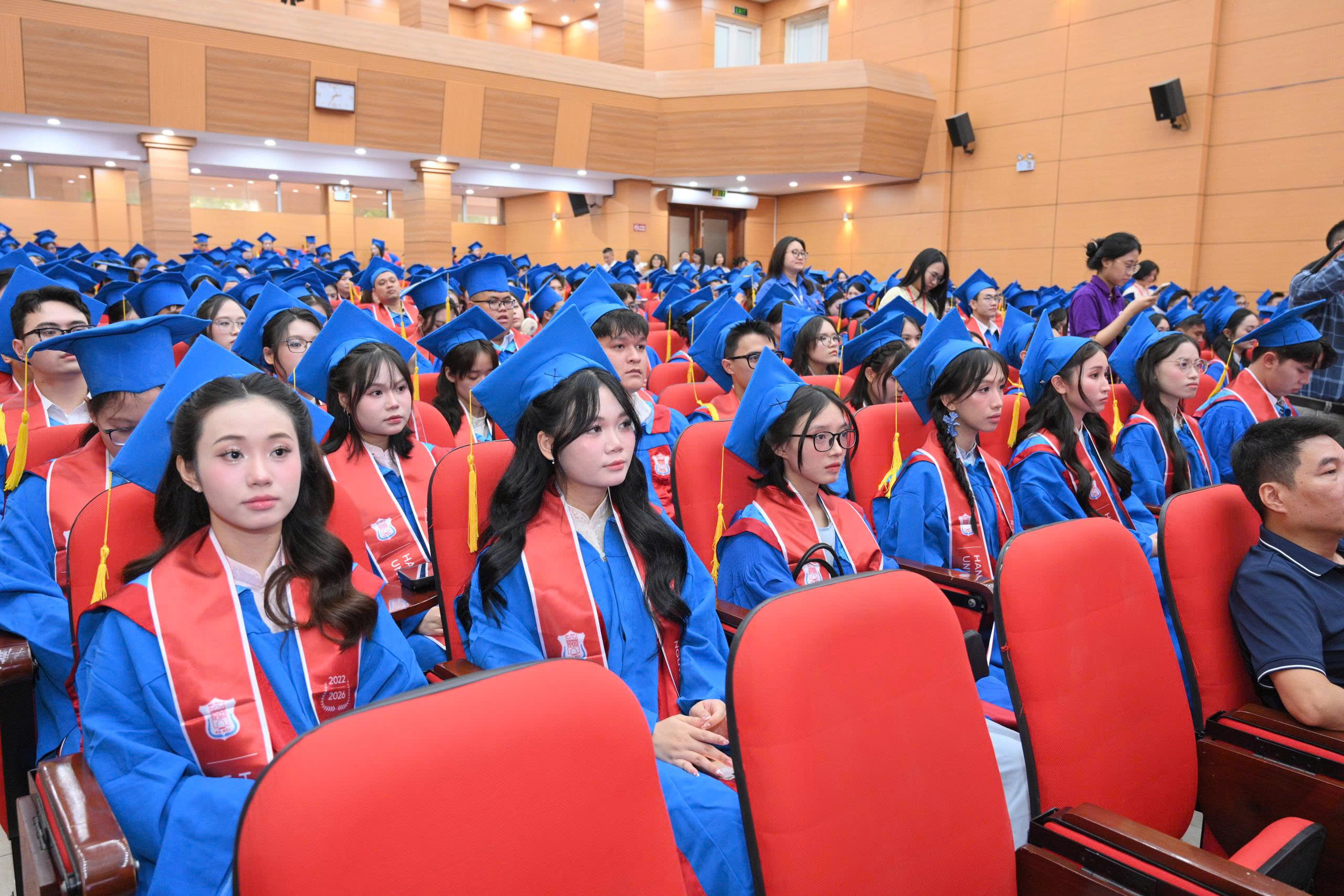Lễ tốt nghiệp Đại học Y Hà Nội- Ảnh 2.