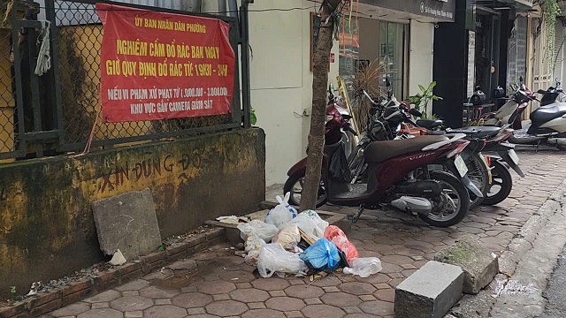 Rác thải trên vỉa hè phố Hoàng Hoa Thám