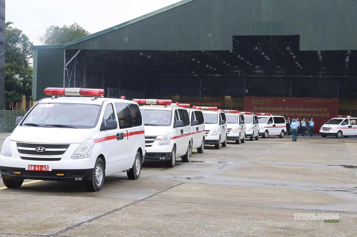 Xúc động hình ảnh tiếp nhận hơn 7.000 mẫu hài cốt liệt sĩ tại Sân bay Gia Lâm- Ảnh 9.