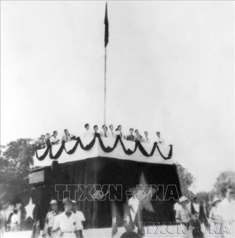Ngày 2/9/1945, tại Quảng trường Ba Đình, Chủ tịch Hồ Chí Minh đọc Tuyên ngôn Độc lập.