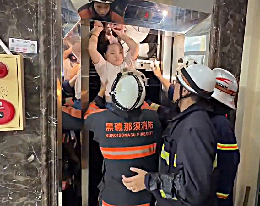Cứu Hộ Khẩn Cấp Tại Hà Nội: Sự Cố Thang Máy Khiến 13 Người Bị Kẹt