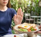 Tại Sao Cần Cảnh Giác Khi Uống Trà Lá Sen Thường Xuyên?