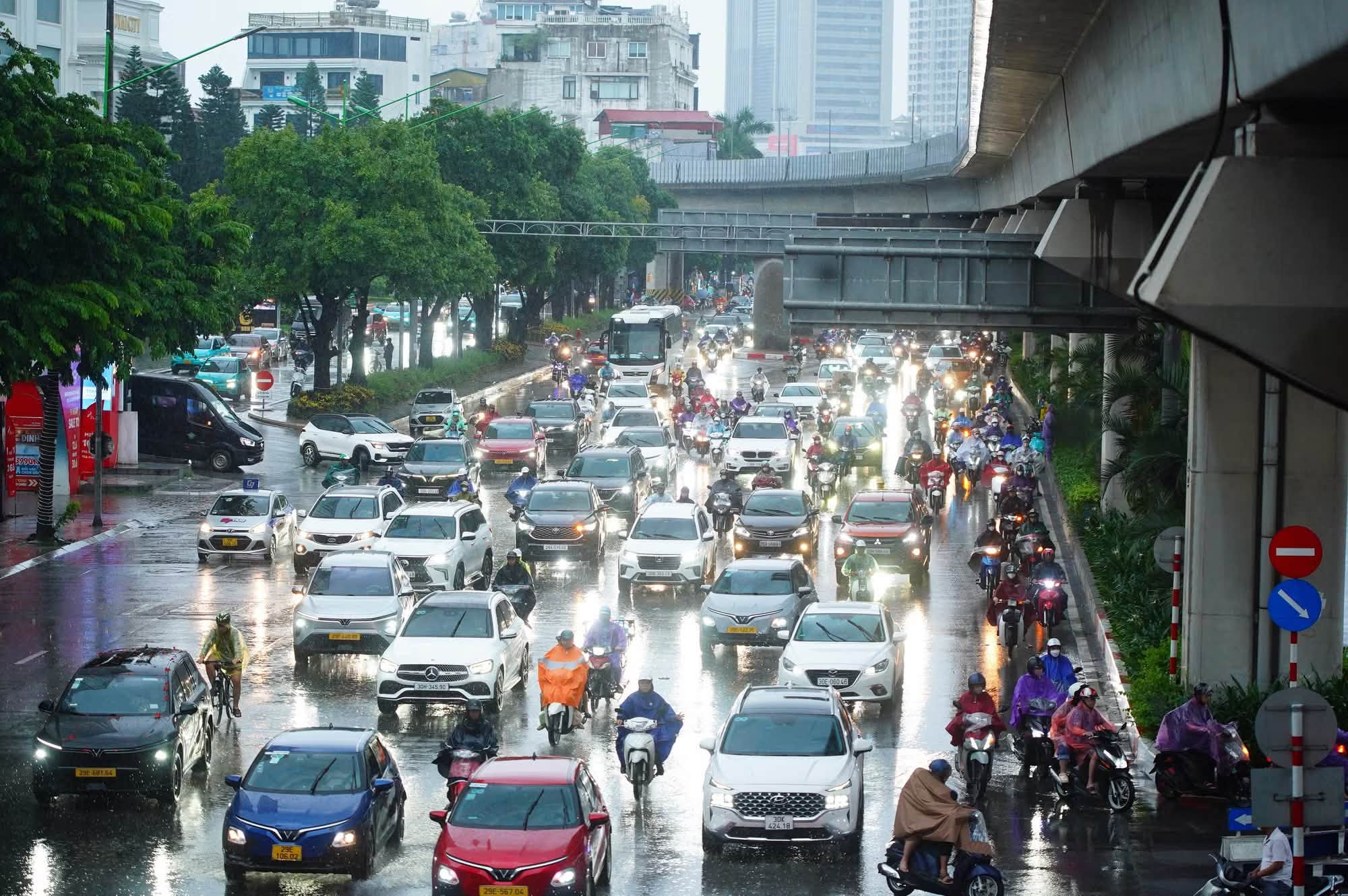 Dự báo thời tiết 27/8: Bắc Bộ mưa dông, Trung Bộ trải nắng nóng gay gắt