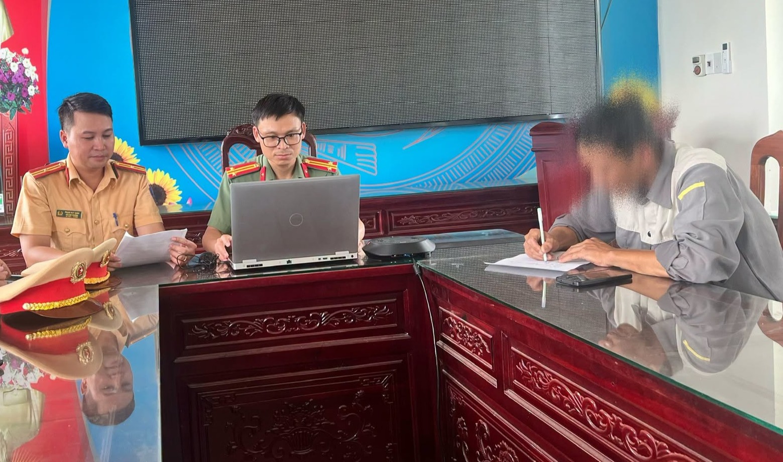 76503564818030706577940527273157923670982624n-17859315546171658191178 Nam thanh niên bị phạt 7,5 triệu đồng do báo chốt CSGT trên Facebook.
