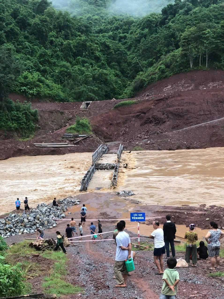 Nghệ An: Mưa Lũ Chia Cắt Ba Bản Biên Giới Do Cầu Tạm Bị Cuốn Trôi