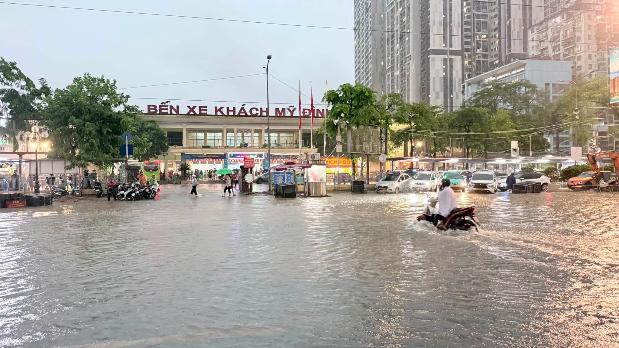 Chiều tan tầm ở Hà Nội: mưa dông gây ngập nặng và ách tắc nhiều tuyến phố