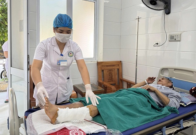 Người đàn ông hồi phục sau phẫu thuật