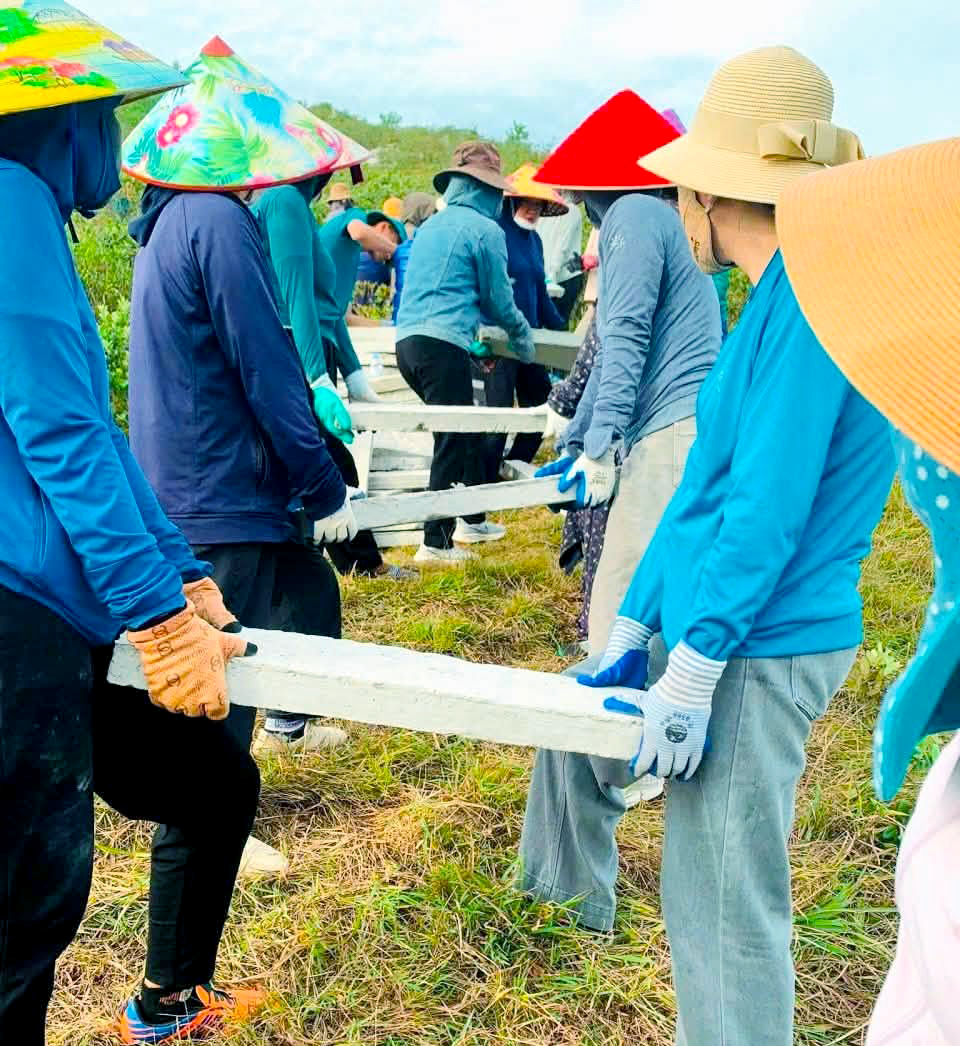 Hơn 1.000 Người Cùng Nhau Tái Tạo Dòng Chữ ‘BÁC HỒ SỐNG MÃI’ Trên Núi Nhón