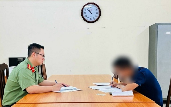 Nam thanh niên bị xử phạt 7,5 triệu đồng vì báo chốt CSGT trên Facebook