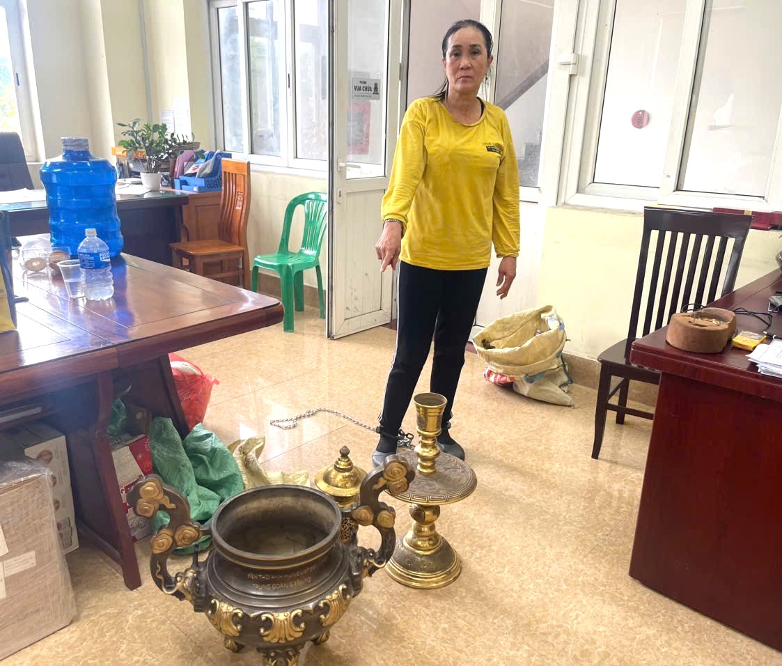 Nguyễn Thị Hoa cùng tang vật trộm cắp Nguyễn Thị Hoa cùng tang vật trộm cắp