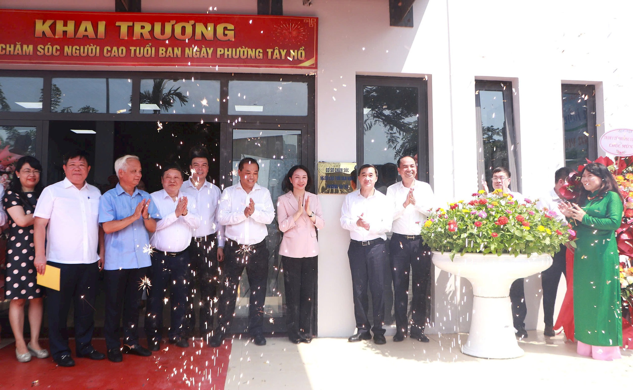 Thứ trưởng Trần Văn Thuấn tại lễ khai trương mô hình chăm sóc người cao tuổi - Ảnh 2.