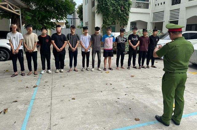 Bắt tạm giam 12 thanh thiếu niên mang kiếm, ba chỉa gây rối ở Đà Nẵng- Ảnh 1.