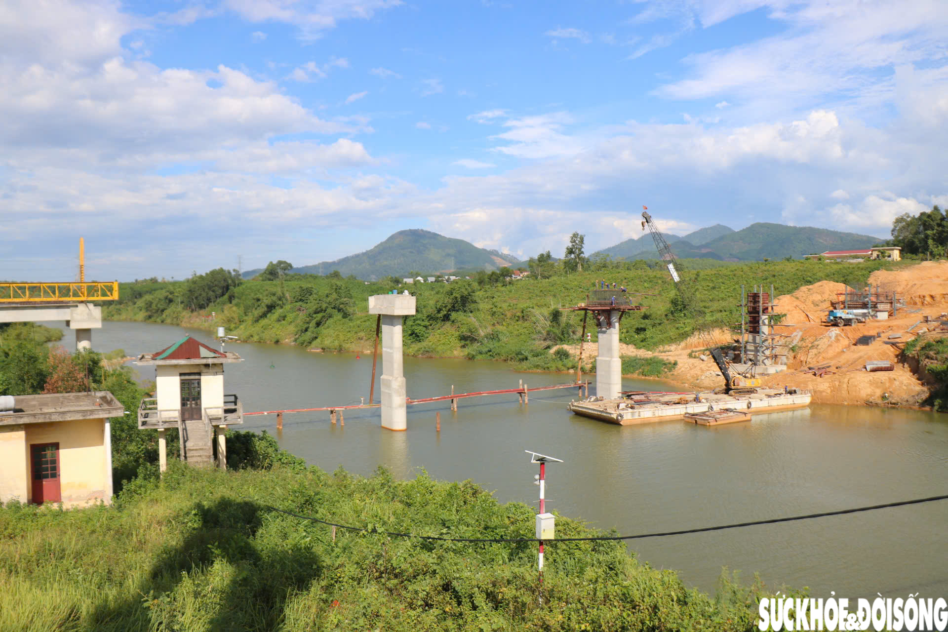 Cận cảnh đại công trường dự án thay thế cầu treo xuống cấp trên thượng nguồn sông Hương- Ảnh 1.