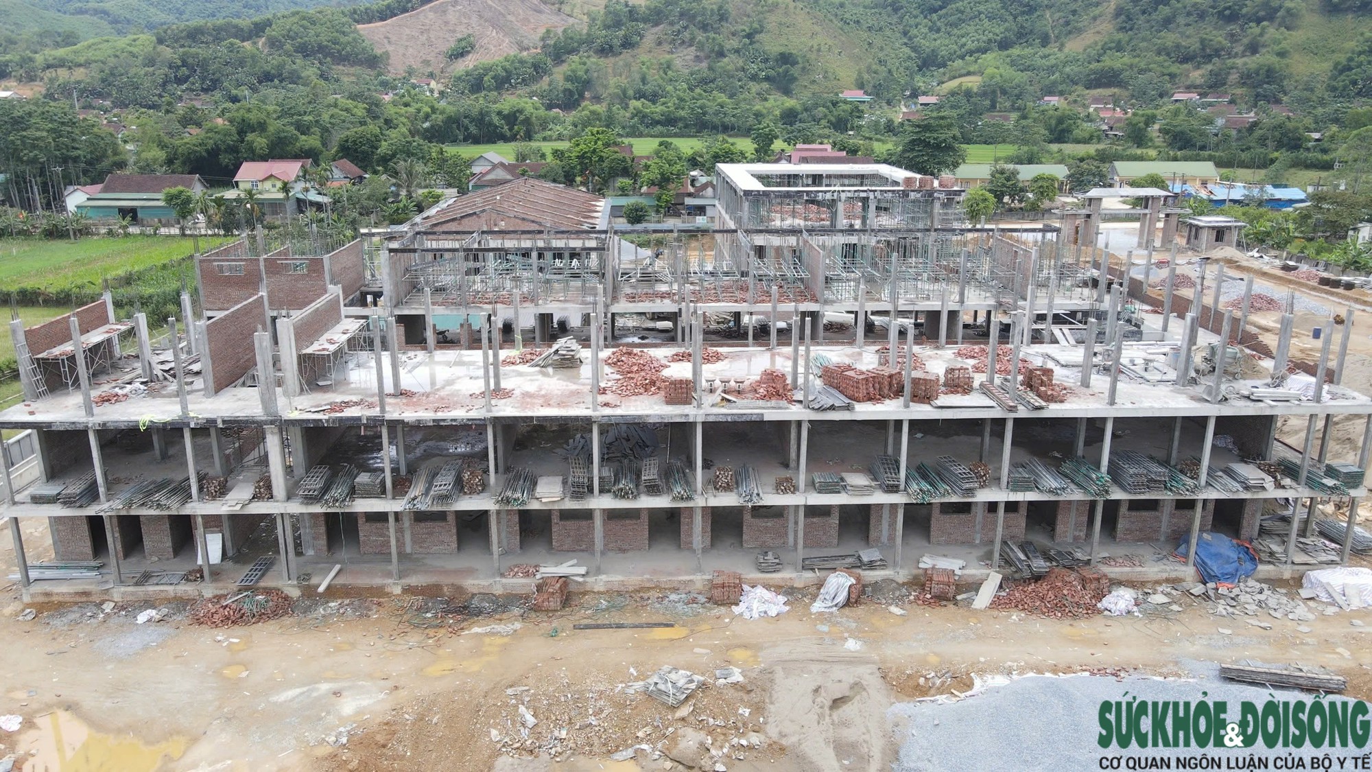 Tăng Tốc Xây Dựng Trường Nội Trú Giữa Nơi Địa Nguyên Khó Khăn