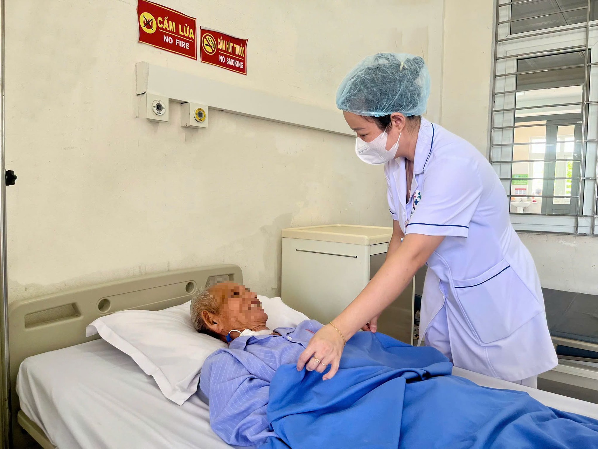 Chăm Sóc Y Tế Cho Cụ Ông 90 Tuổi Bị Tắc Ruột Nghiêm Trọng