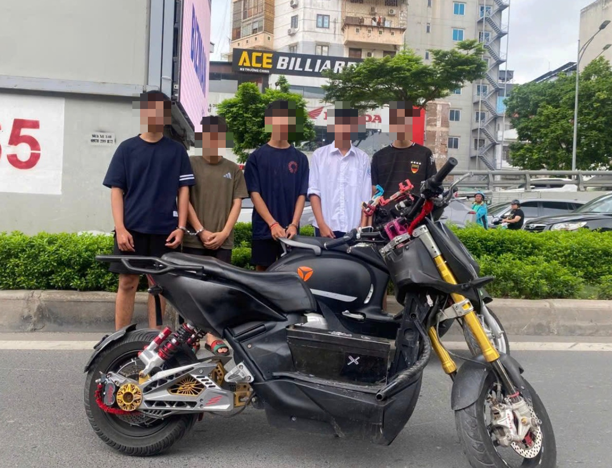 Triệu tập nhóm thanh thiếu niên 'bốc đầu xe' trên phố Trường Chinh, Hà Nội- Ảnh 1.