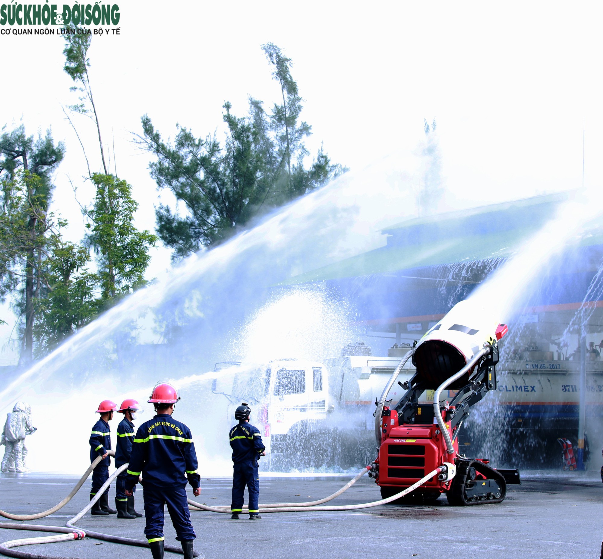 Diễn tập hiệp đồng chữa cháy, cứu nạn tại kho xăng dầu - Ảnh 6.