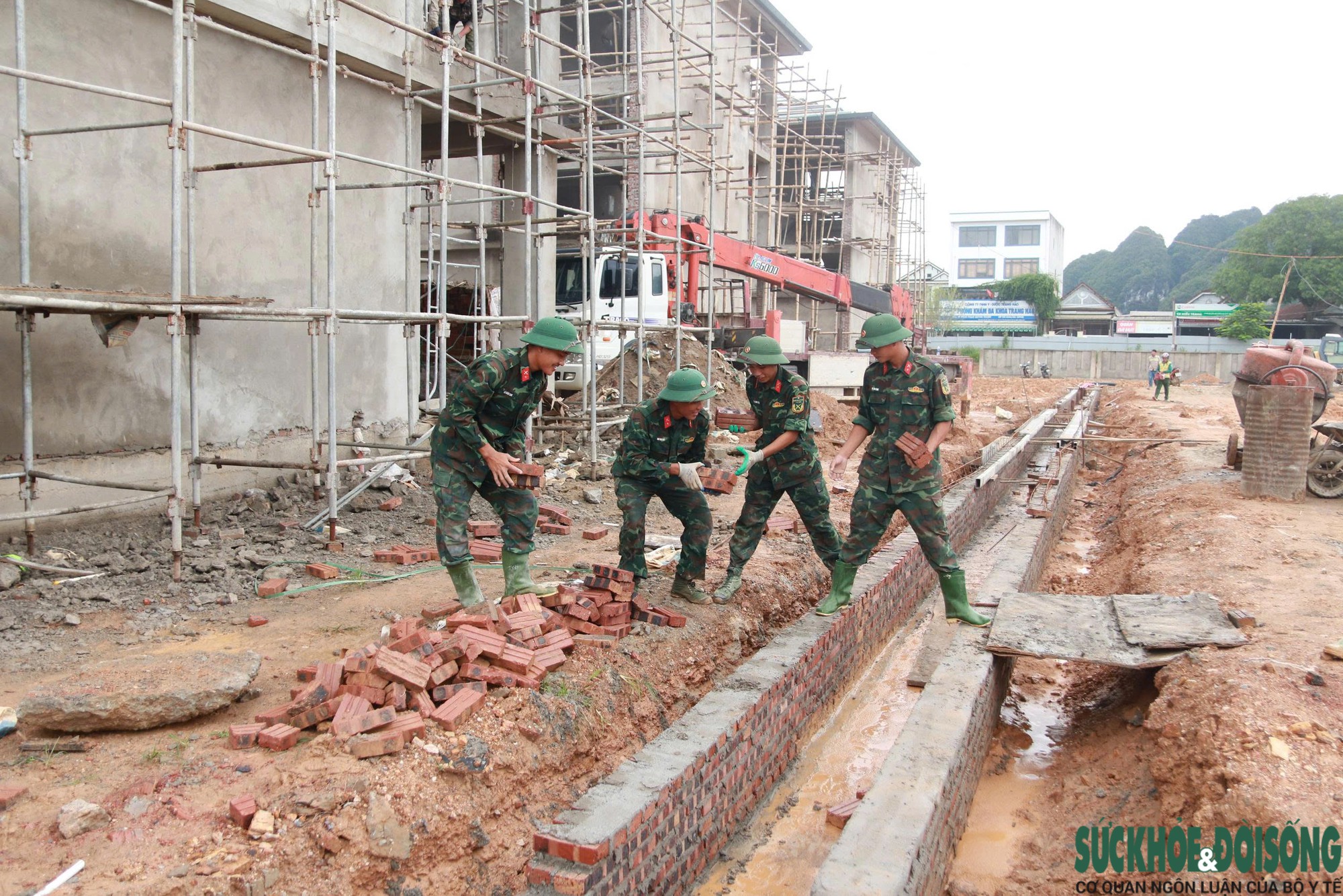 Cán Bộ Quân Đội Hỗ Trợ Xây Dựng Trường Nội Trú Tại Vùng Biên Nghệ An