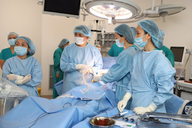Giữ thai cạn ối từ tuần 20 bằng kỹ thuật truyền ối, em bé chào đời khỏe mạnh - Ảnh 2.