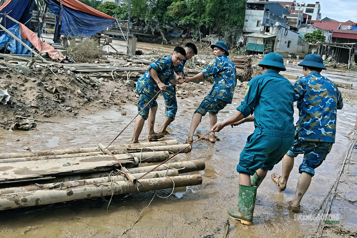Duy Trì Nguồn Sống: Bộ Đội Hỗ Trợ Dọn Dẹp Sau Bão Số 4 Tại Lạng Sơn