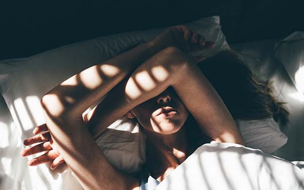 Cảm Nhận Bóng Đè: Nguyên Nhân, Triệu Chứng và Giải Pháp