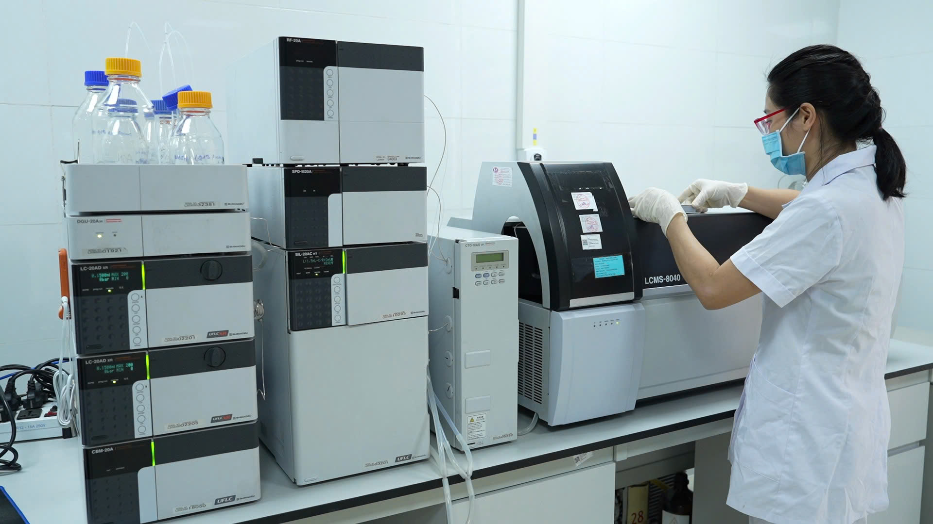 Cán bộ CDC kiểm nghiệm