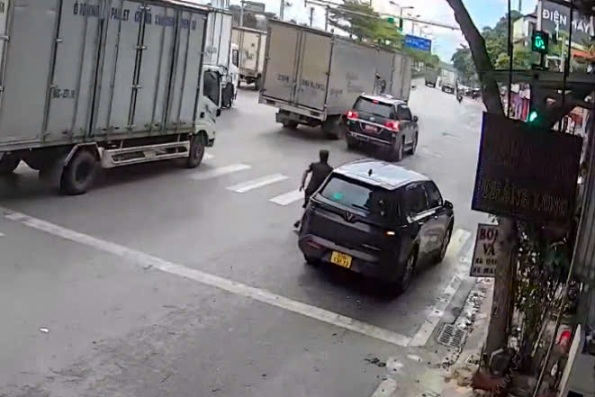 Video người cha cầu cứu CSGT giúp đưa con trai đi cấp cứu - Ảnh 1.