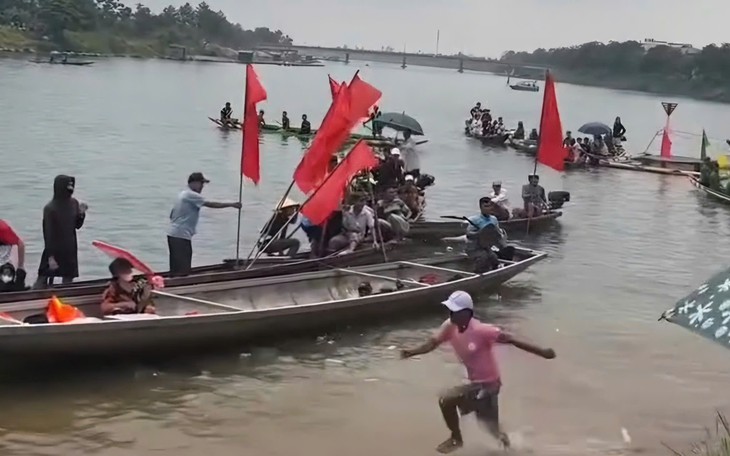 Video: Cuộc hỗn chiến của vận động viên đua thuyền trên sông - Ảnh 1.