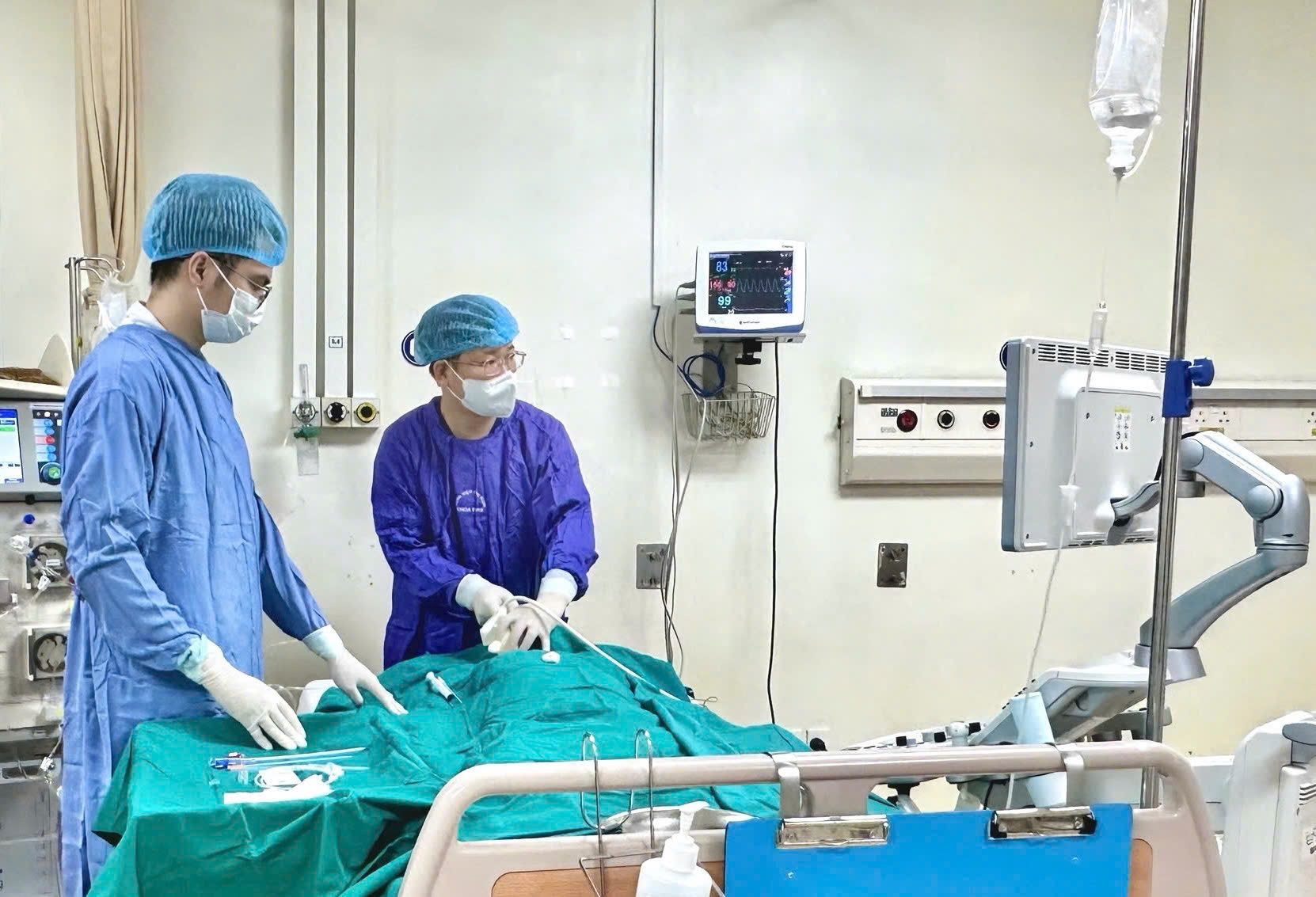 Cứu sống cụ bà có mỡ máu tăng vọt, huyết tương đục như sữa- Ảnh 2.