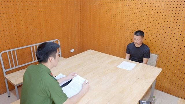 doi-tuong-hoang-van-tuyen-tai-co-quan-cong-an-1786018572140291891123 Khởi tố đường dây giả danh lương y bán thuốc sinh lý, thu lợi bất chính hơn 32,6 tỷ đồng- Ảnh 4.