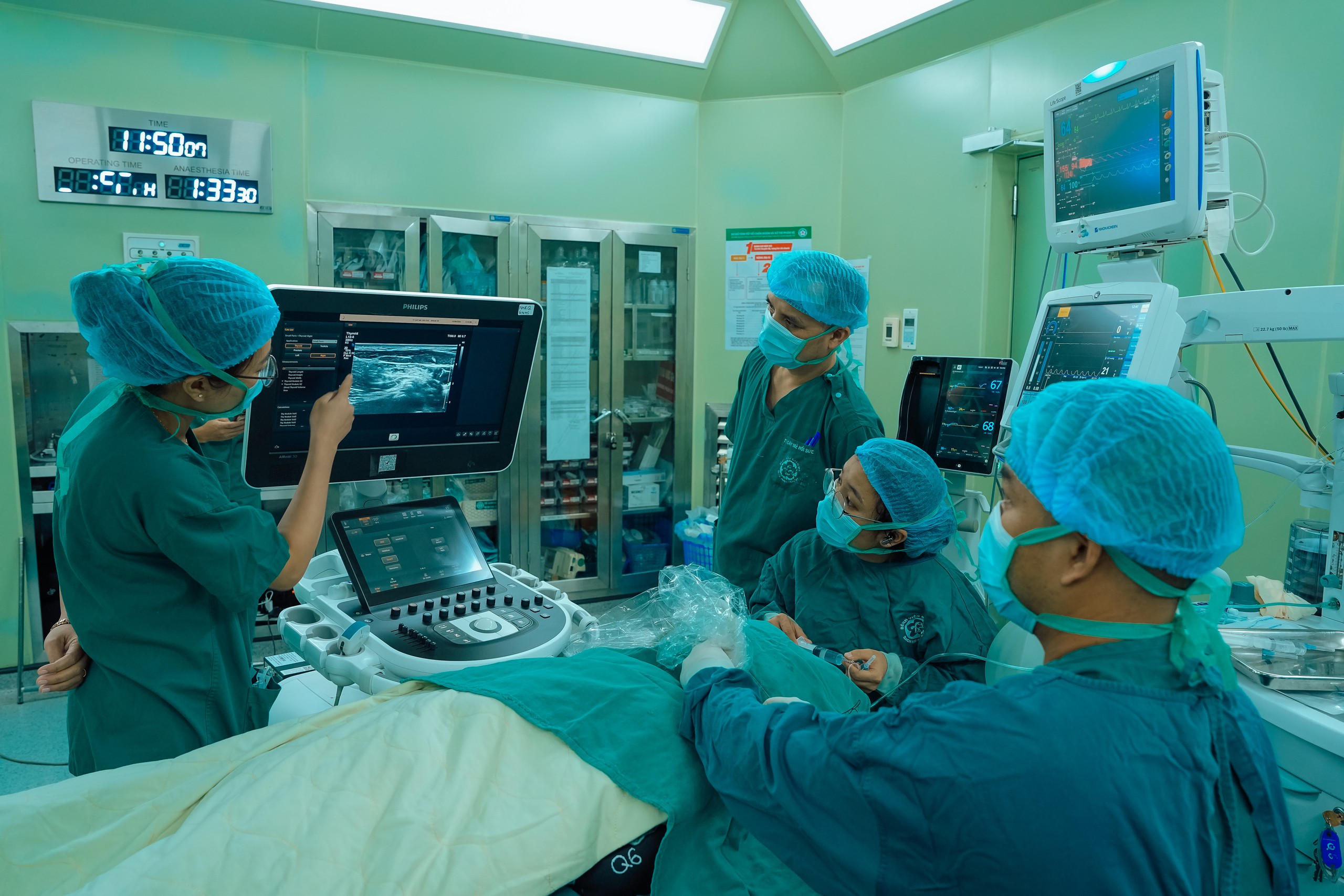 Bạch Mai đạt dấu mốc 500 ca phẫu thuật hẹp động mạch cảnh, đặt mục tiêu xây dựng 'Vascular Program'- Ảnh 2.