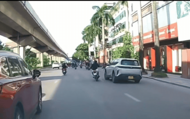 Tai Nạn Giao Thông Khó Tin: Ô Tô Đâm Xe Máy Giữa Phố Hà Nội