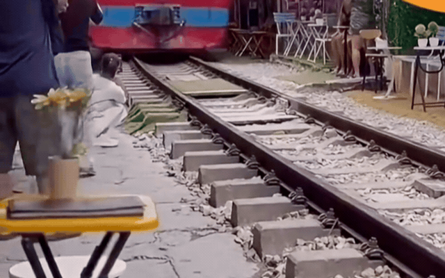 Nguy Cơ Tai Nạn Từ Hành Vi Chụp Ảnh Gần Đường Ray Tàu Hỏa