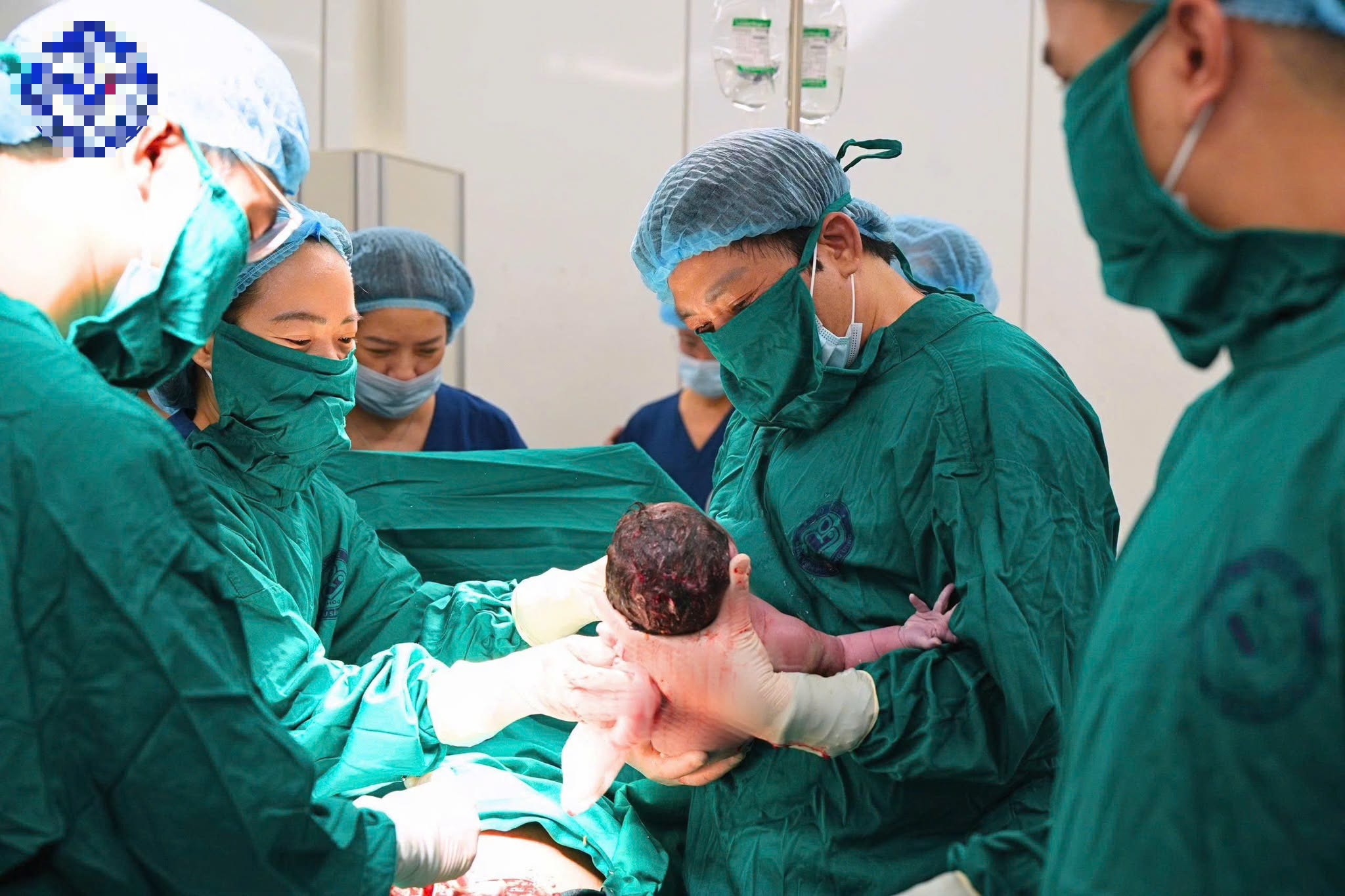 Bé trai đầu tiên chào đời tại Cơ sở 2 - Ảnh 1.