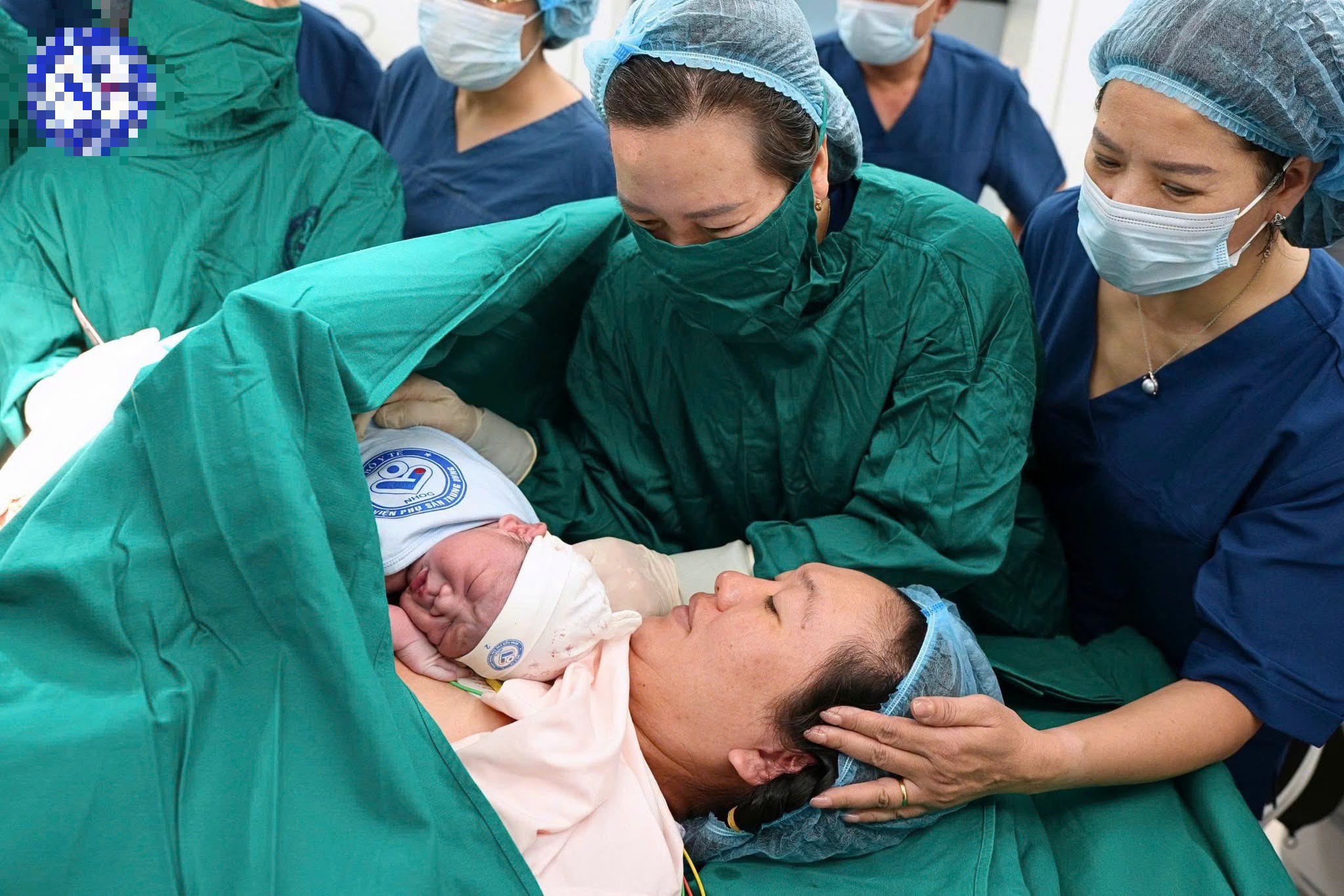 Bé trai đầu tiên chào đời tại Cơ sở 2 - Ảnh 2.