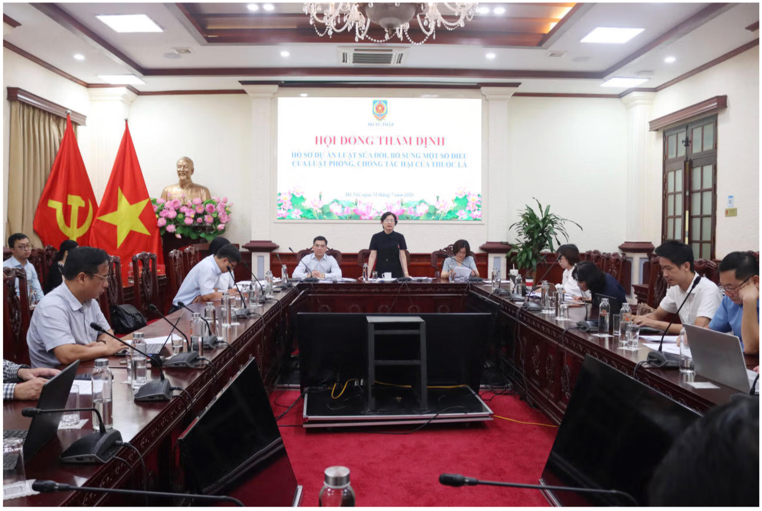 Cục trưởng Cục Pháp luật hình sự - hành chính và Quản lý xử lý vi phạm hành chính Nguyễn Thị Hạnh chủ trì cuộc họp.