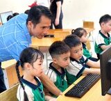 Hành Động Đầy Cảm Xúc Của Nhân Viên Cứu Hộ Tại Nepal