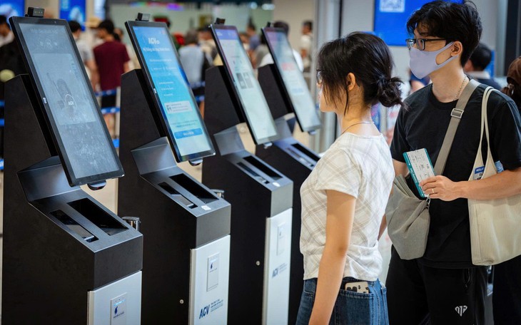 Sân bay Nội Bài thay đổi điểm đón khách