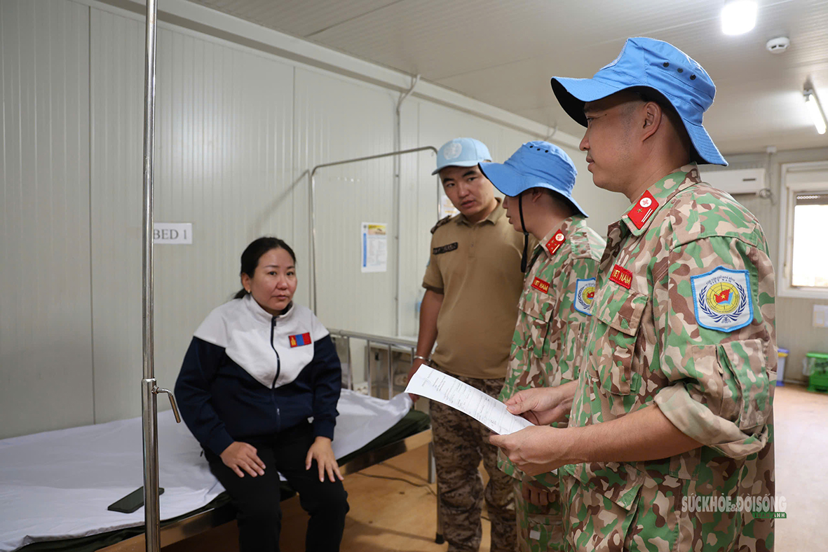 Quân y Việt Nam chuyển tuyến bệnh nhân bằng trực thăng ở Nam Sudan- Ảnh 1.