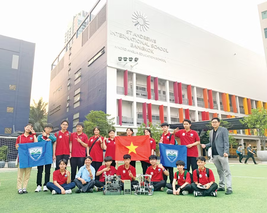 Khởi Đầu Mới: Học Sinh và Phụ Huynh Hào Hứng Chờ Năm Học Tươi Sáng