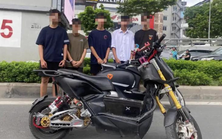 Bắt tạm giam 12 thanh thiếu niên mang kiếm, ba chỉa gây rối ở Đà Nẵng- Ảnh 2.