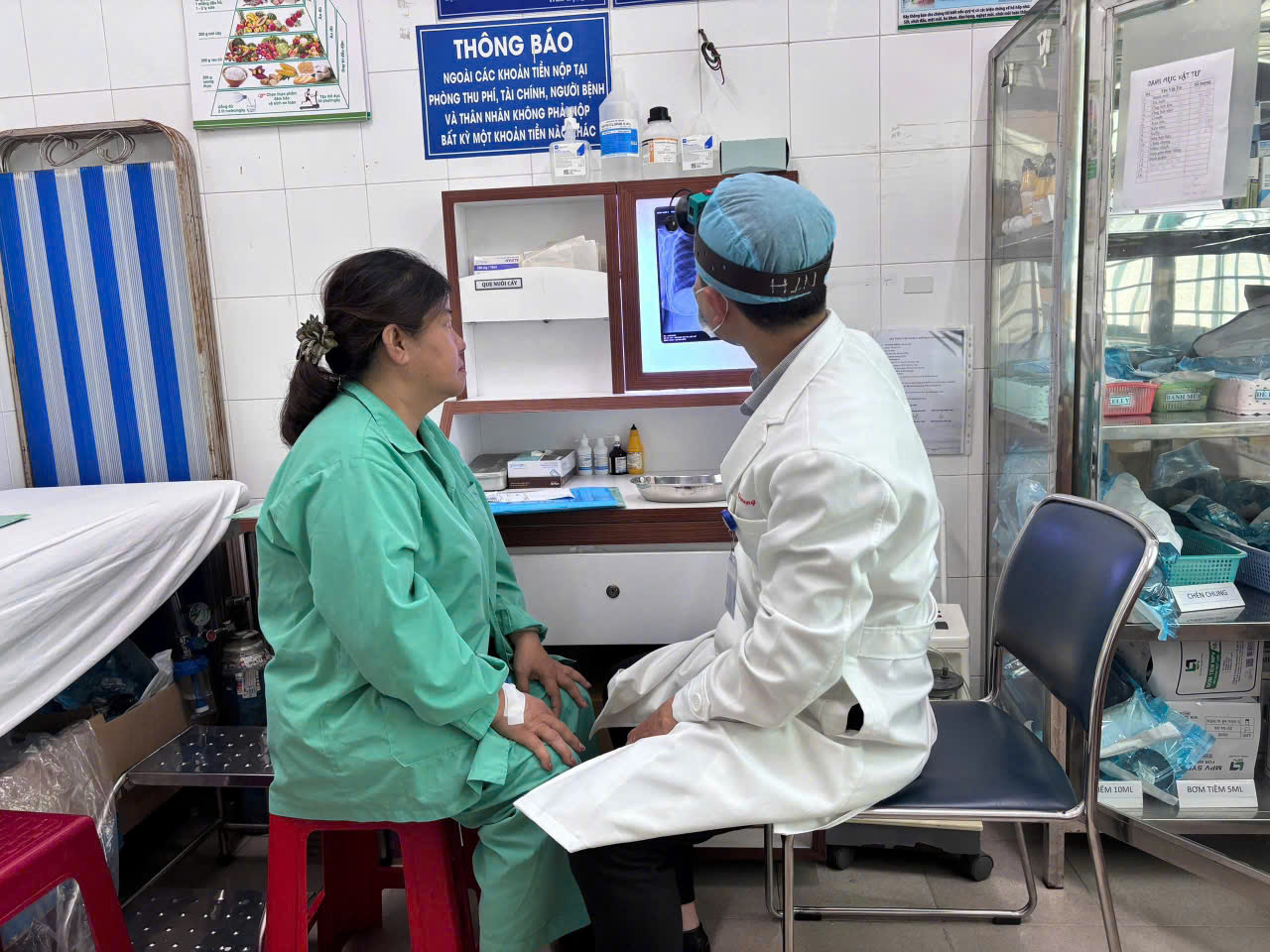 hinh-bac-si-kham-cho-benh-nhan-17879168175101216172855 Nguy Cơ Từ Dị Vật Đường Thở: Câu Chuyện Của Một Bệnh Nhân Bị Xương Cá Mắc Kẹt- Ảnh 1.