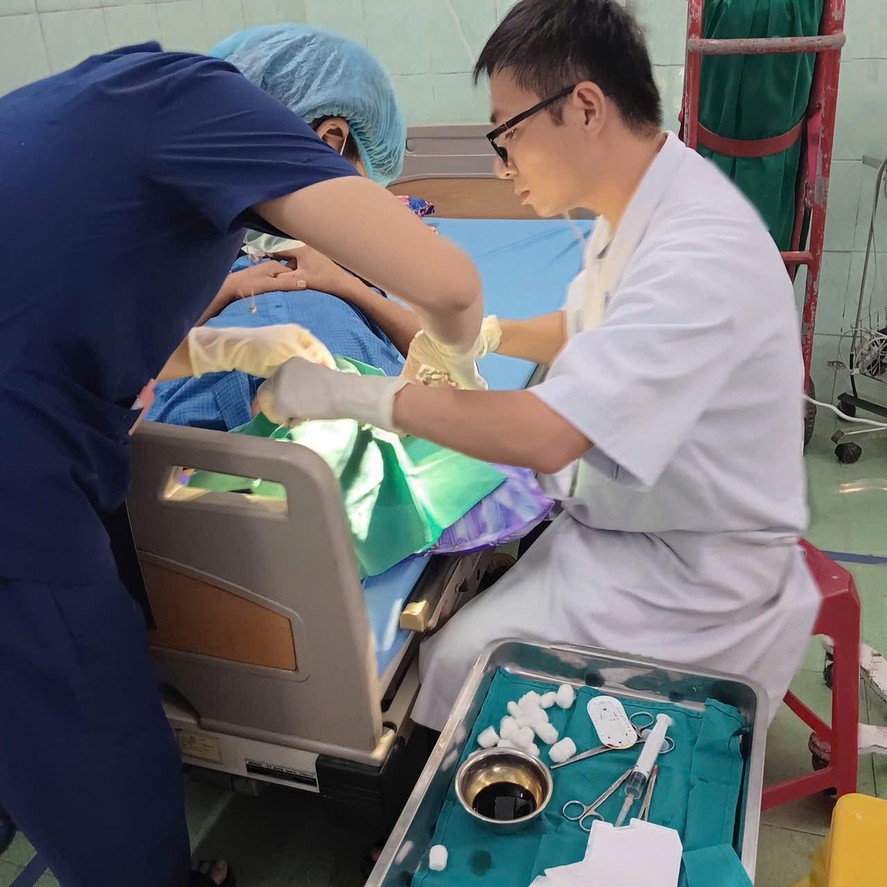 Kích hoạt báo động đỏ toàn viện hỗ trợ nhiều nạn nhân vụ tai nạn xe khách- Ảnh 3.