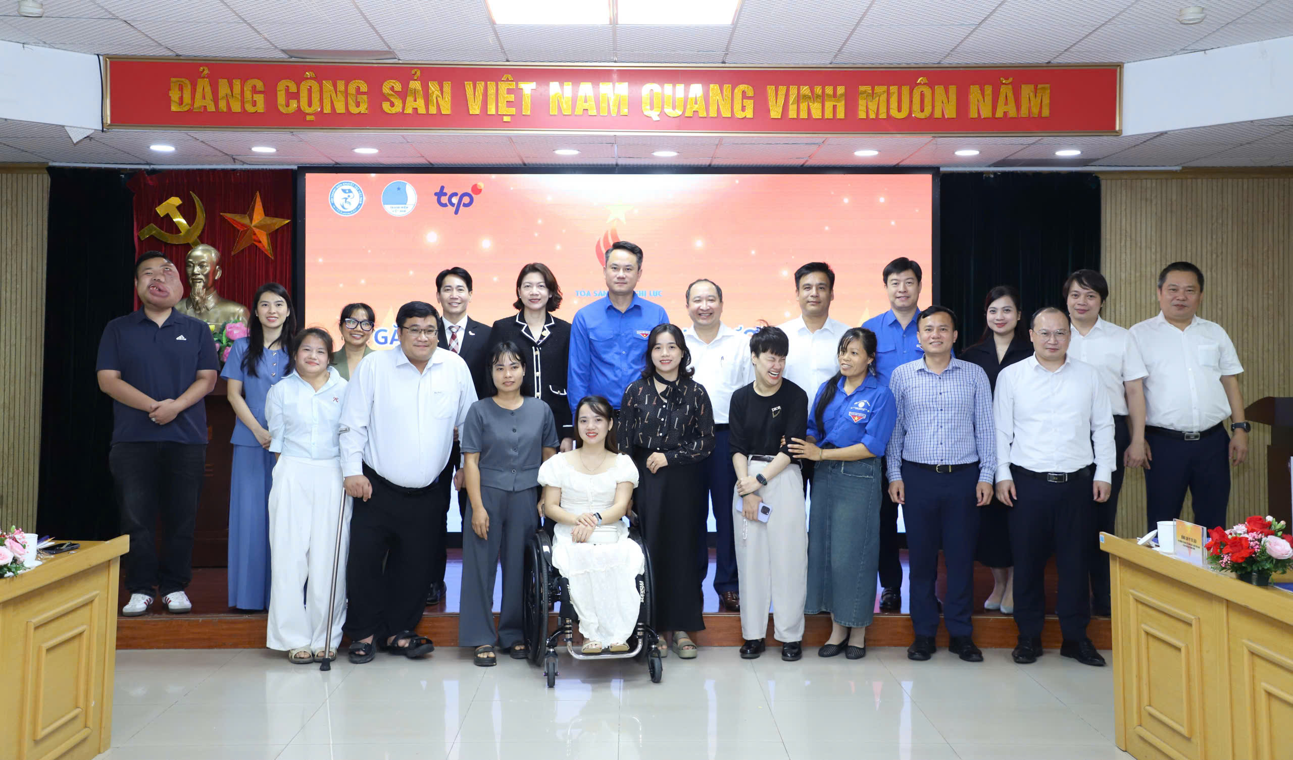 kham-benh-mien-phi-cho-thanh-nien-khuyet-tat-1785843050961373527674 Tuyên dương 25 gương 'Tỏa sáng Nghị lực Việt' và hỗ trợ thanh niên khuyết tật khởi nghiệp - Ảnh 1.