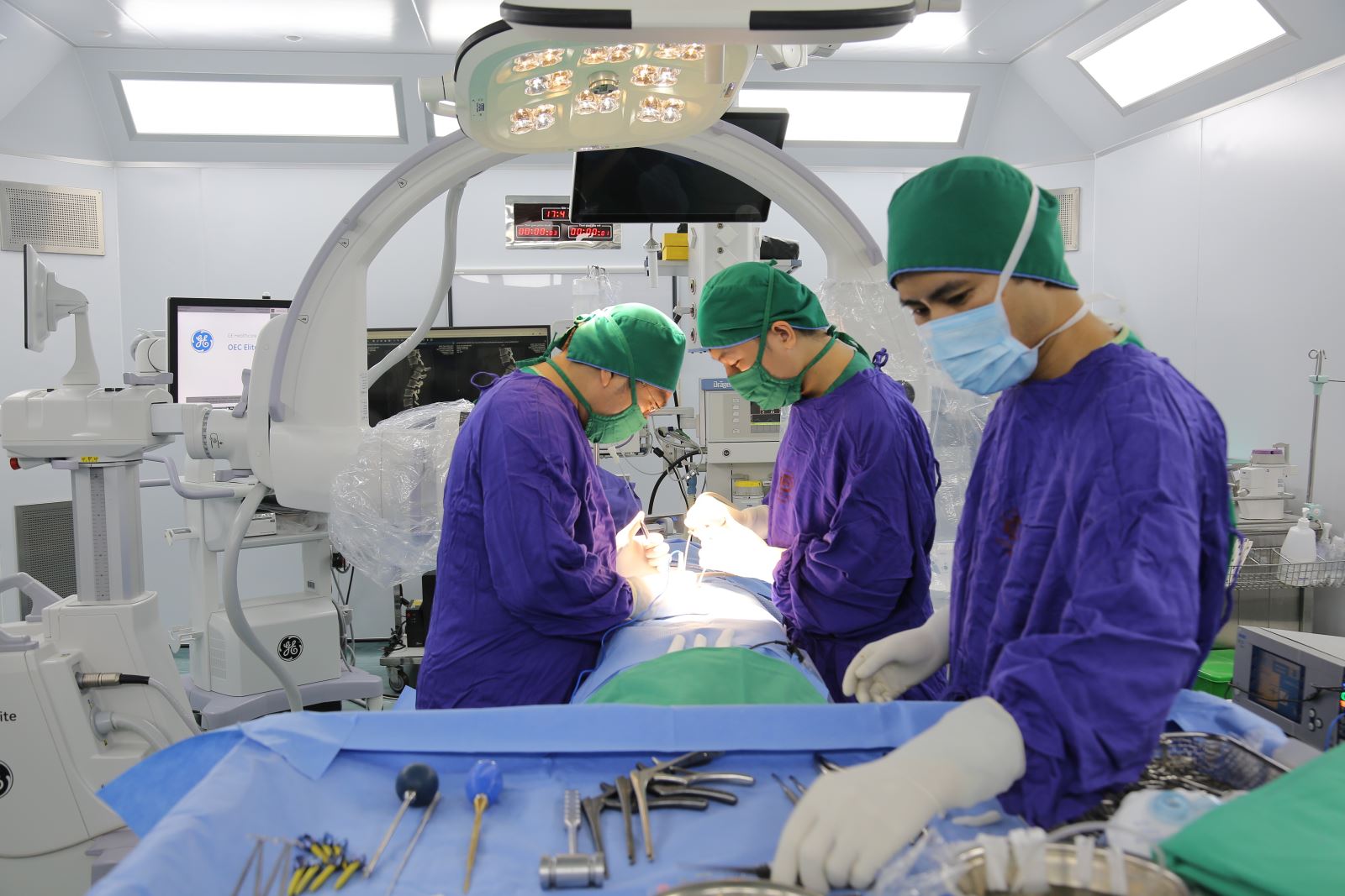 Phẫu thuật khẩn cứu nam bệnh nhân trượt hoàn toàn thân đốt sống sau cú ngã cao- Ảnh 2.