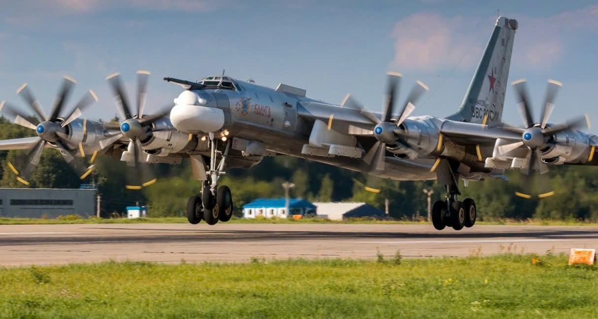 Máy bay ném bom Tu-95 của Nga. (Ảnh: DE)